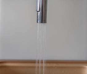 eau qui coule du robinet