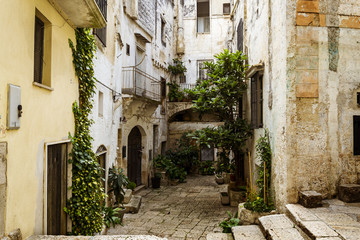 Fototapeta na wymiar Calle de un antiguo poblado medieval en Italia