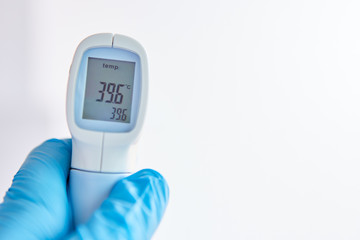 Anzeige von Fieberthermometer zeigt Fieber