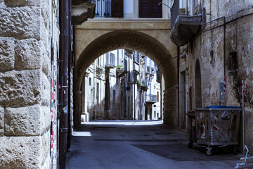 Calle de un antiguo poblado medieval en Italia 