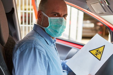 Mann mit Mundschutz und Biogefährdung Warnung