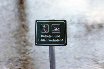 schild betreten und baden verboten