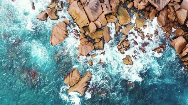 Granitsteine Seychellen mit Wellen Draufsicht