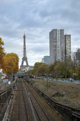 Obraz premium The autumn view of famous Eiffel tower in Paris