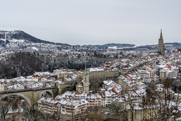 Fototapeta na wymiar Blick auf die schneebedeckte Altstadt von Bern