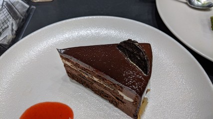 プレートにあるチョコレートケーキ
