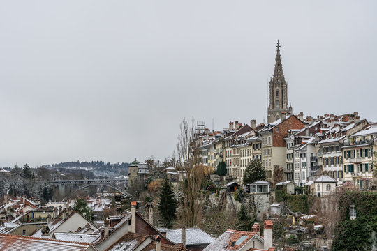 Blick auf die schneebedeckte Altstadt von Bern