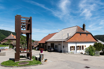 Naklejka premium Glocke im Dorf