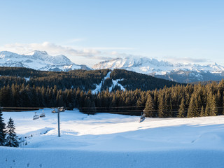Fototapeta na wymiar vue des Alpes depuis le col des Saisies en France