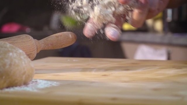 farine sur planche &agrave; d&eacute;couper dans la cuisine
