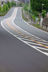 Obraz premium 郊外の交通量が少ない歪んだカーブが織りなす道路
