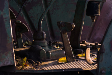 Vista en primer plano de los pedales de un viejo tractor oxidado y abandonado