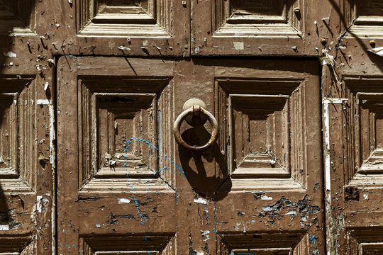 Antigua puerta de fortaleza en madera y metal con candado