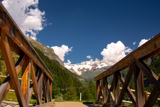 ponte su un torrente di montagna delle alpi