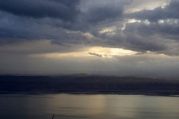 Eclaircissements après l'orage sur la mer morte