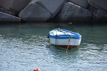 Tipica barca campana ormeggiata in piccola darsena