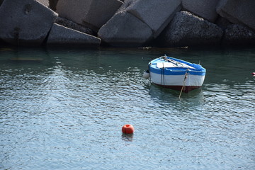 Tipica barca campana ormeggiata in piccola darsena