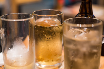 ジョッキに注がれたアルコール飲料