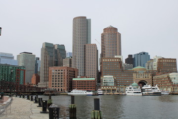 Fototapeta na wymiar view of Boston from waterfront 