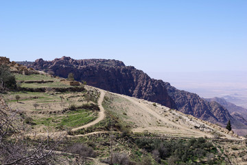Sentier serpentant à travers le village de Dana