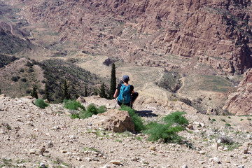 Femme de dos face à la vallée de Dana