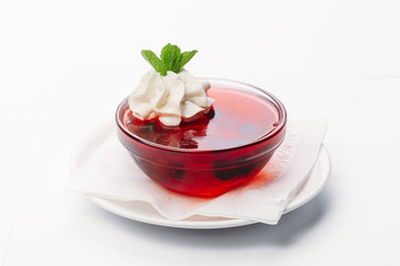 Десертные чаши из слоеного желе подаются на белом фоне