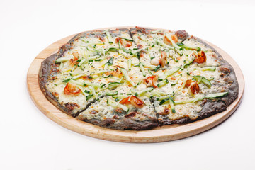 Свежая пицца с помидорами, сыром и грибами на белом фоне крупным планом