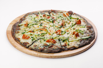 Свежая пицца с помидорами, сыром и грибами на белом фоне крупным планом