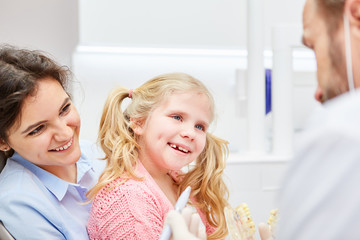 Obraz premium Child as anxiety patient has confidence to the dentist