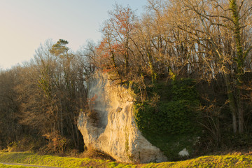 Au coucher du soleil Un énorme rocher sur la route de Bourdeilles commune de la Dordogne dans le...