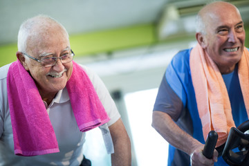 Anziani si allenano facendo spinning