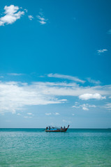 Obraz premium Thai Longtail boat alone on sea in Krabi, Thailand