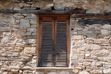 Ein geschlossenes Fenster in einer alten Steinwand