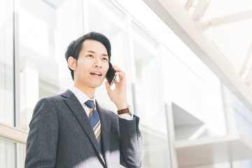 スマートフォンで通話するビジネスマン