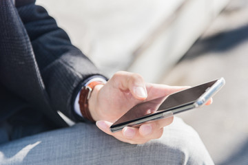 スマートフォンを操作するビジネスマン