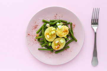 Healthy green beans with potatoes, paprika and onions