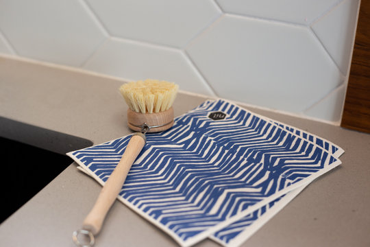brosse de bamboo avec embout interchangeable sur des essuie tout r&eacute;utilisable dans une cuisine r&eacute;nov&eacute;e