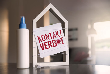 Stilisiertes, weißes Haus mit Label 