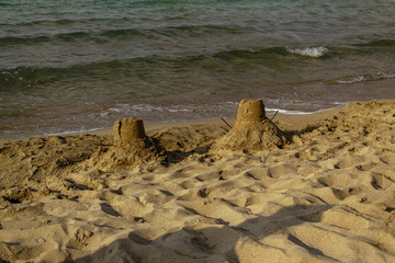 dos castillos de arena en la playa