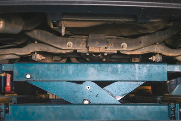 Elevador hidráulico para coches en un taller mecánico (Madrid, España).