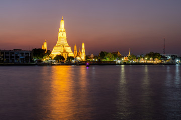 Obraz premium Wat Arun Ratchawararam, a Buddhist temple in Bangkok, Thailand