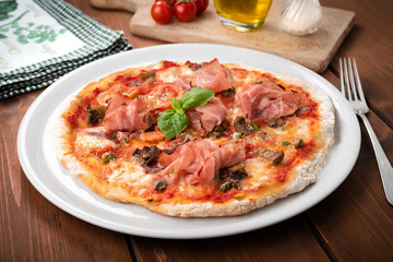 Deliziosa pizza casalinga con prosciutto cotto e funghi porcini 