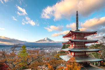 Fototapeta premium Chureito Pagoda, Mount Fuji and city in morning, Arakurayama Sengen Park (Fujiyoshida, Yamanashi Prefecture, Japan)