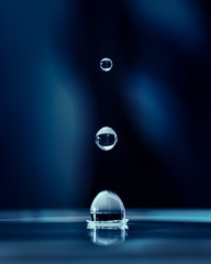 goccie d'acqua che si inseguono su sfondo blu