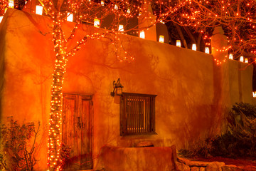 Naklejka premium Luminarias zdobią ściany galerii sztuki, Sante Fe, Nowy Meksyk, USA