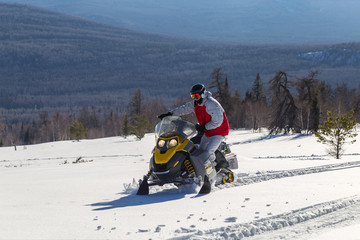 Fototapeta na wymiar Athlete on a snowmobile.