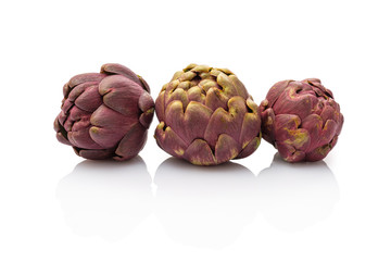 Drei rohe Artischocken weiß isoliert