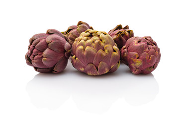 Fototapeta premium Gruppe violett grüne Artischocken