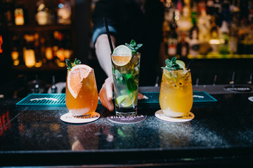 Copas de tragos de cocktail por barman profesional