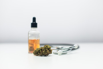 Medizinisches Cannabis CBD ÖL und Stethoskop 
